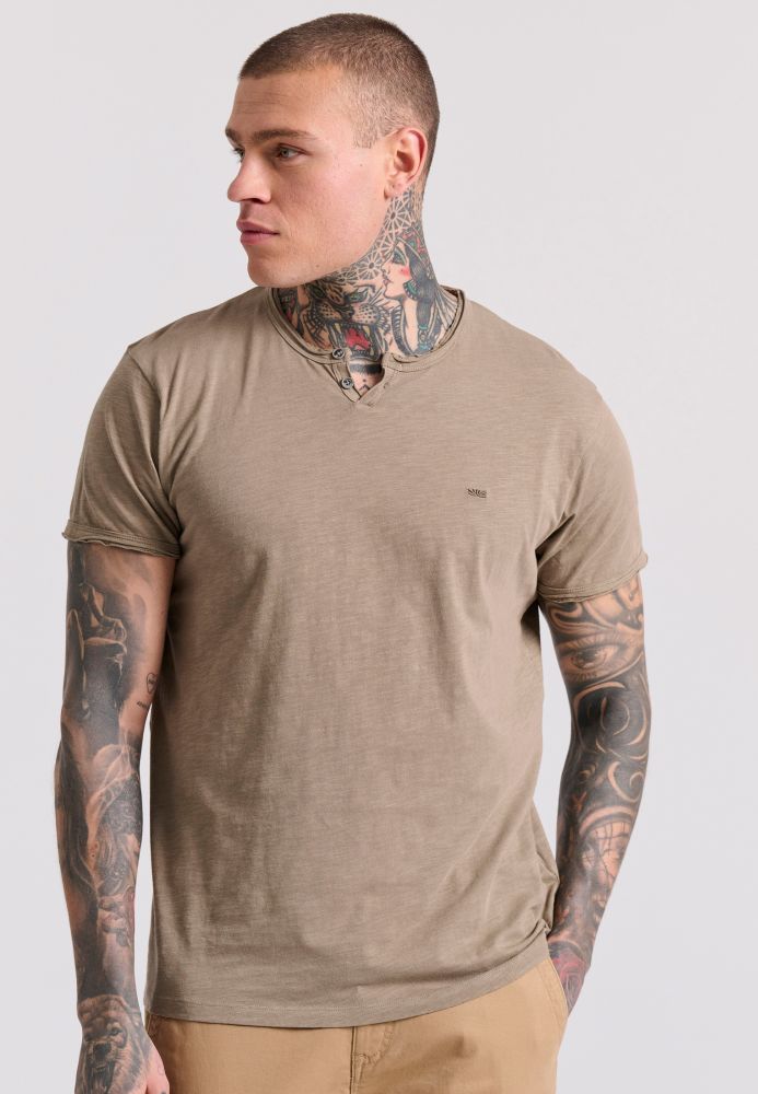 T-shirt με λαιμό henley και raw cuts - The essentials