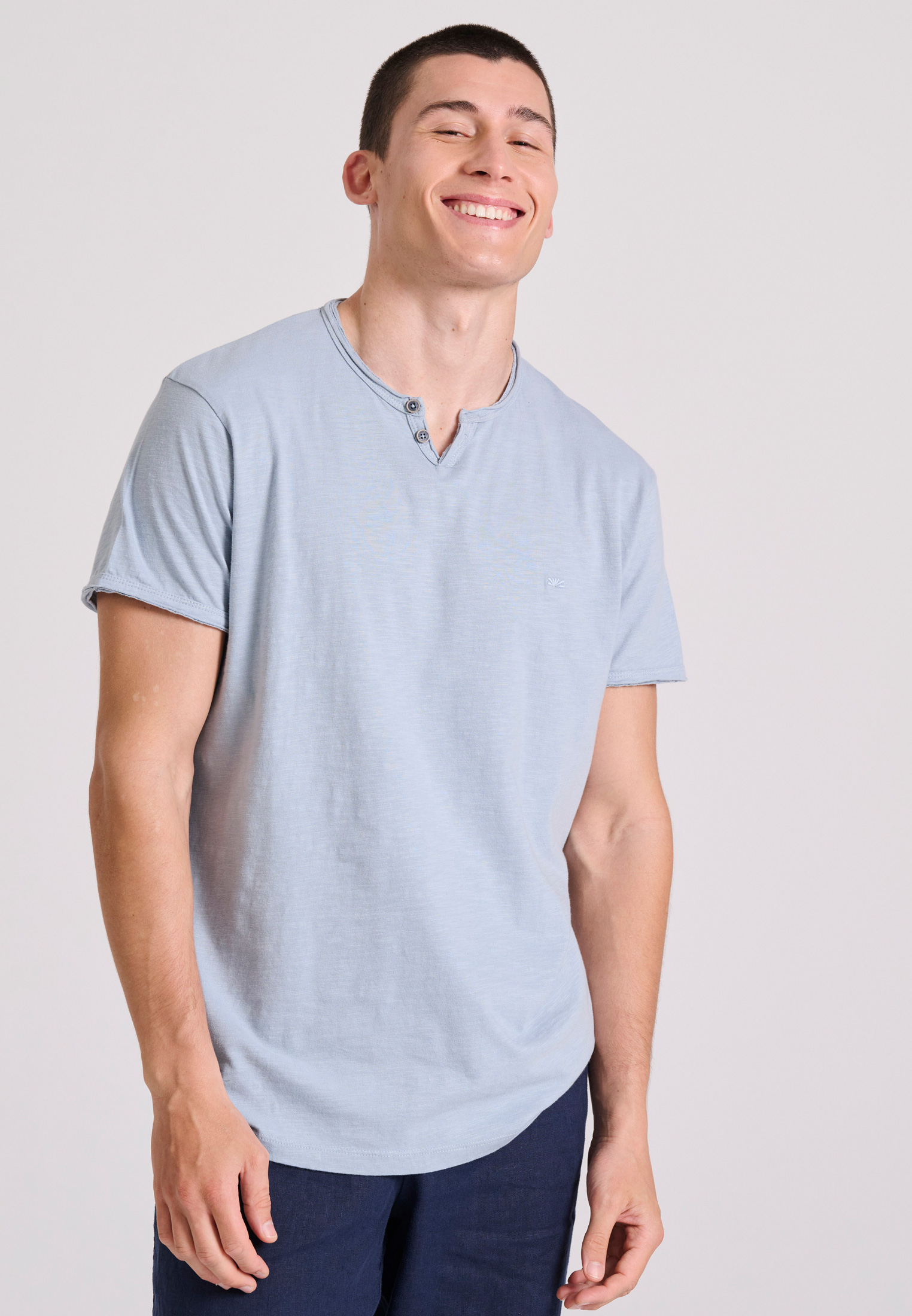 T-shirt με λαιμό henley και raw cuts - The essentials