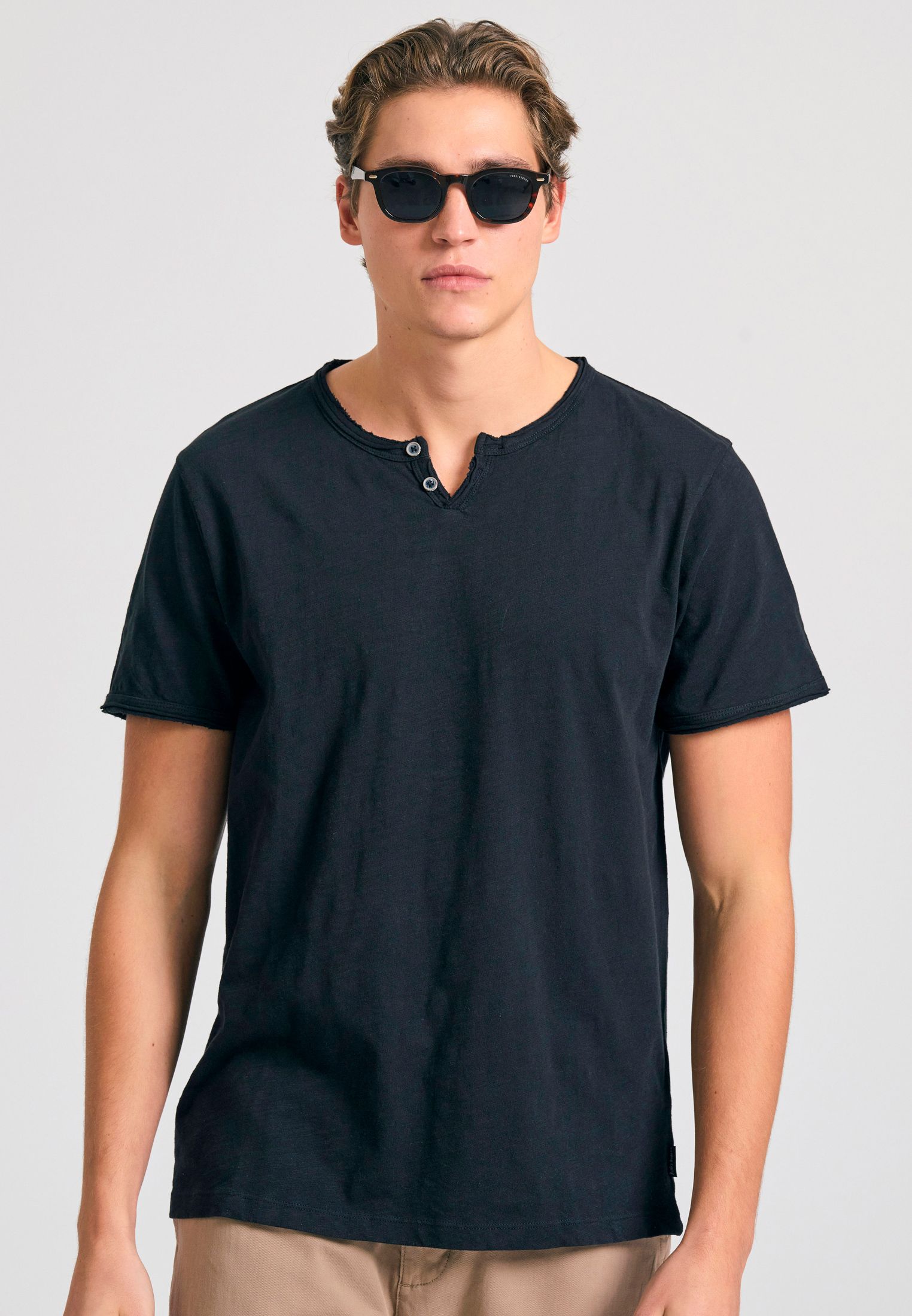 T-shirt με λαιμό henley και raw cuts - The essentials