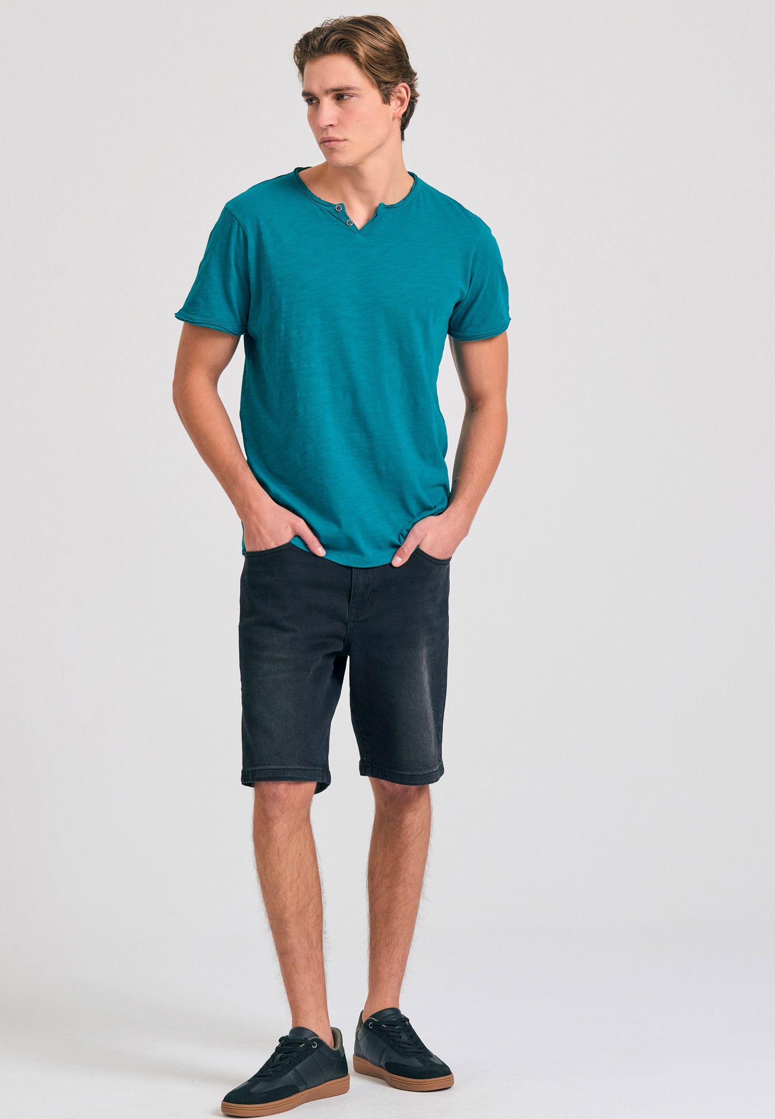 T-shirt με λαιμό henley και raw cuts - The essentials