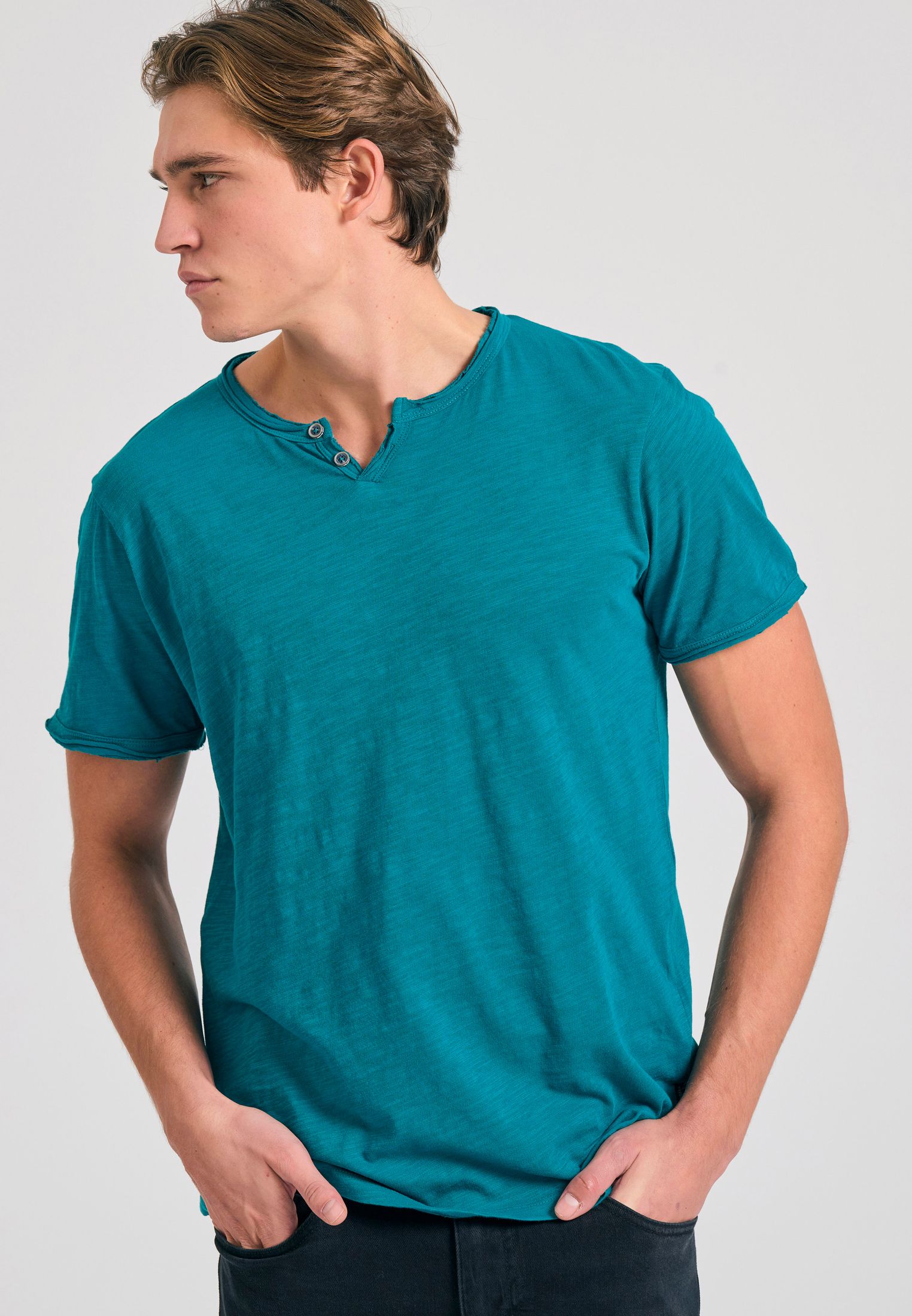 T-shirt με λαιμό henley και raw cuts - The essentials