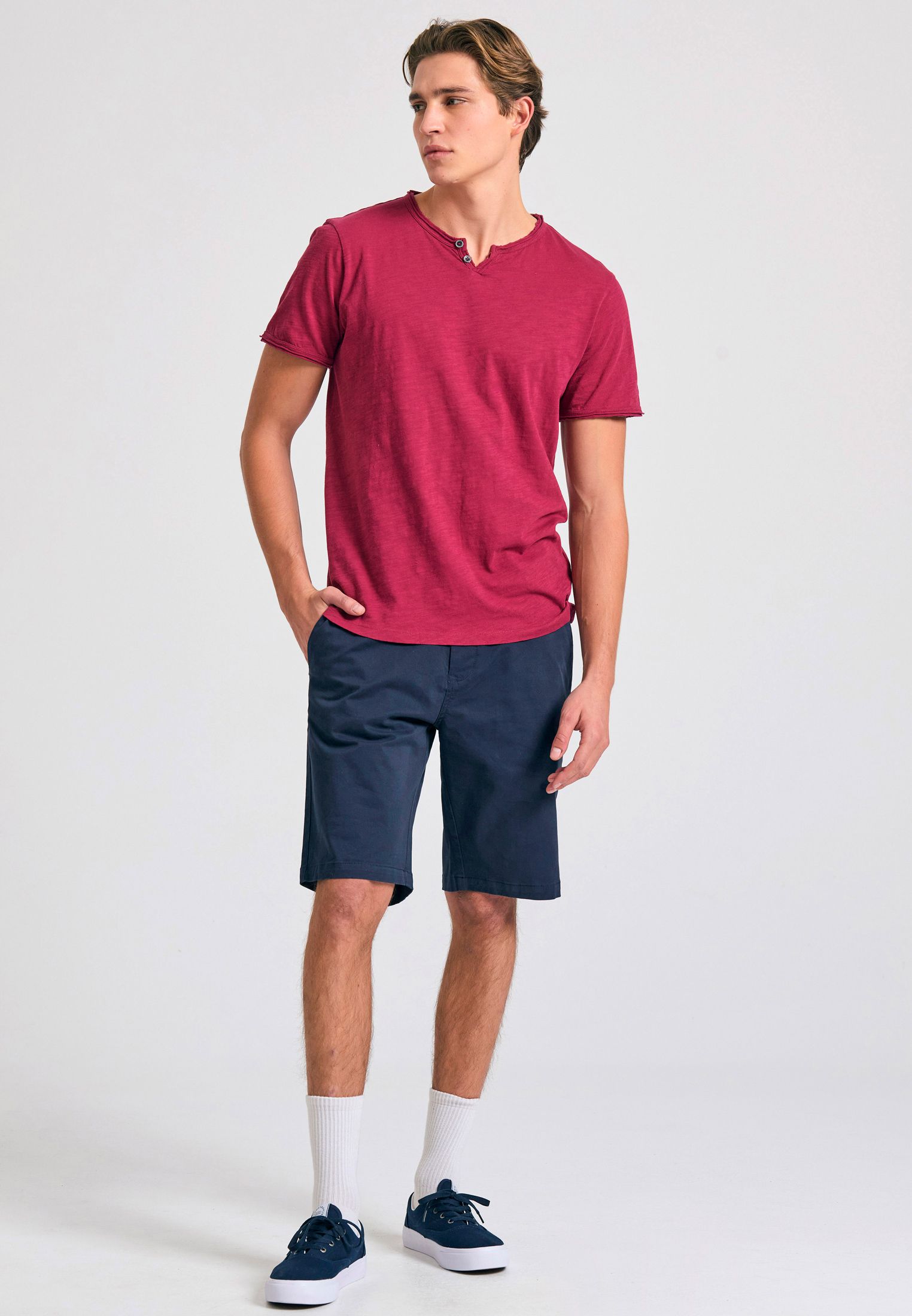 T-shirt με λαιμό henley και raw cuts - The essentials