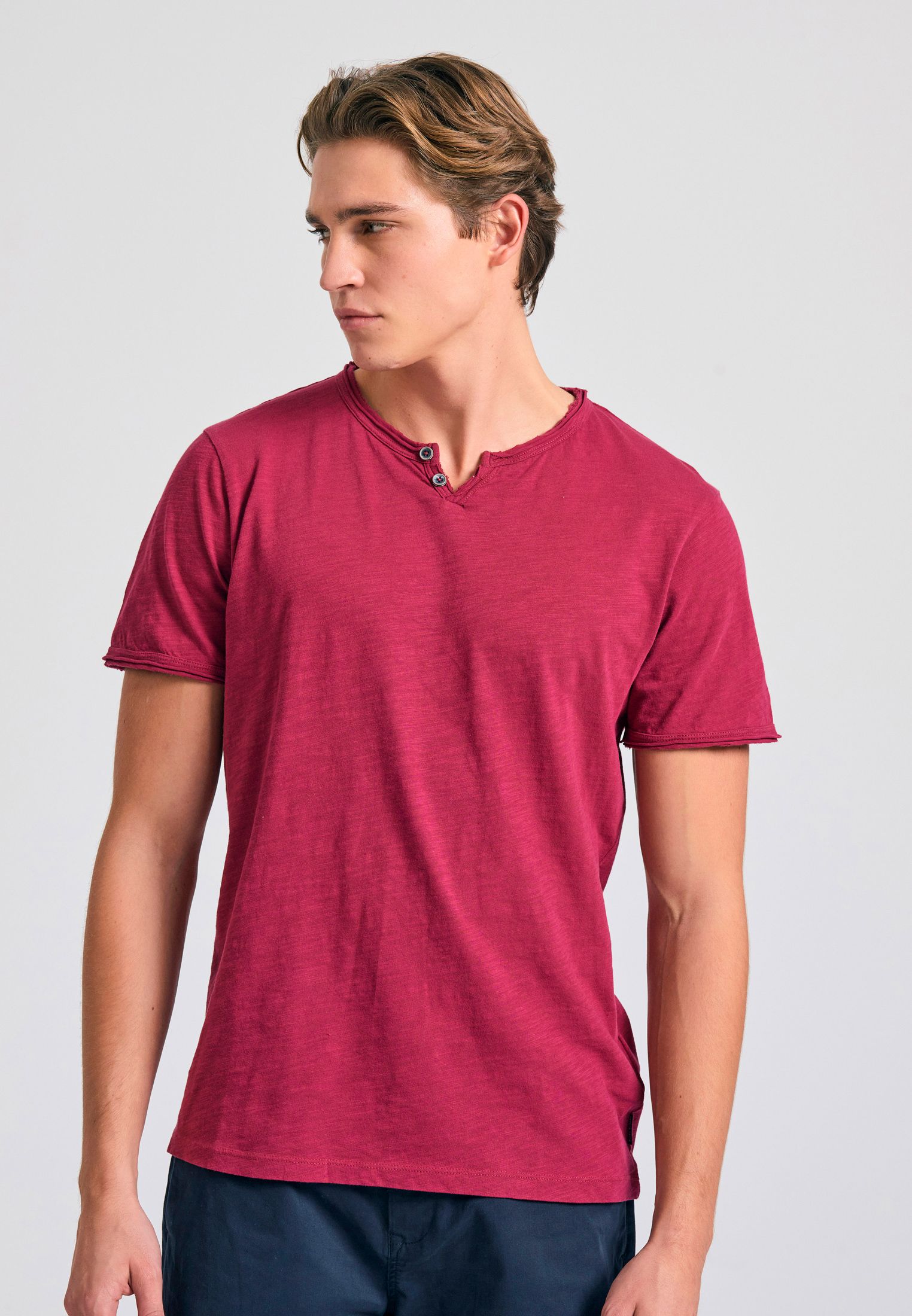 T-shirt με λαιμό henley και raw cuts - The essentials