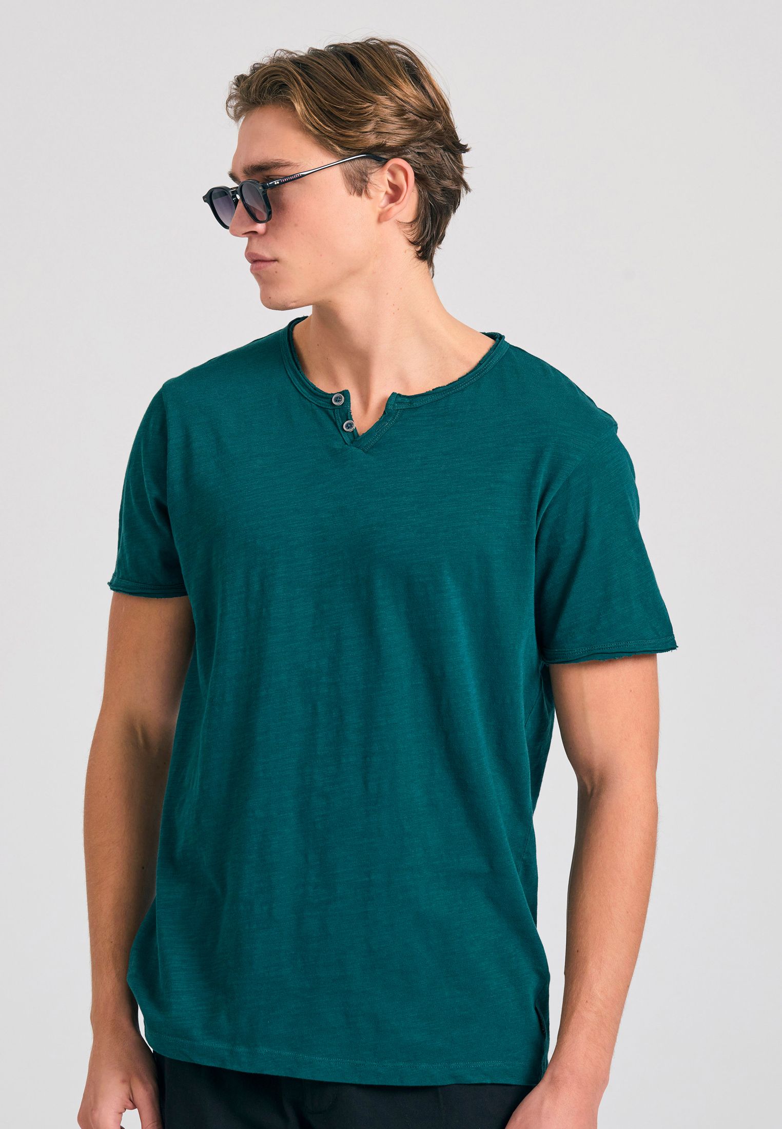 T-shirt με λαιμό henley και raw cuts - The essentials